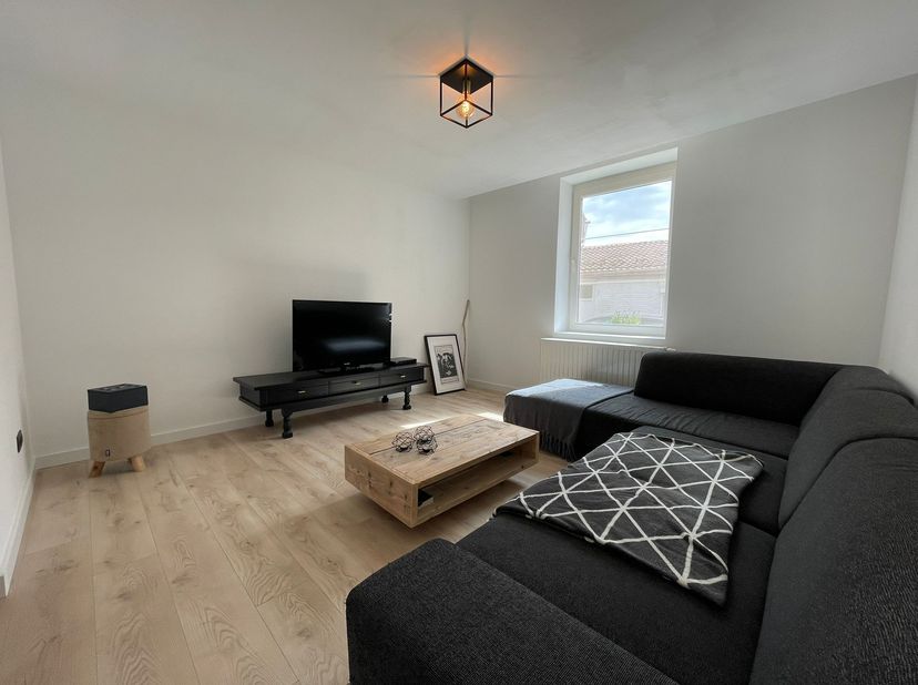 Volledig gerenoveerde en instapklare gezinswoning te Vlijtingen (Riemst) met een bewoonbare oppervlakte van 187m². De woning beschikt over een energie